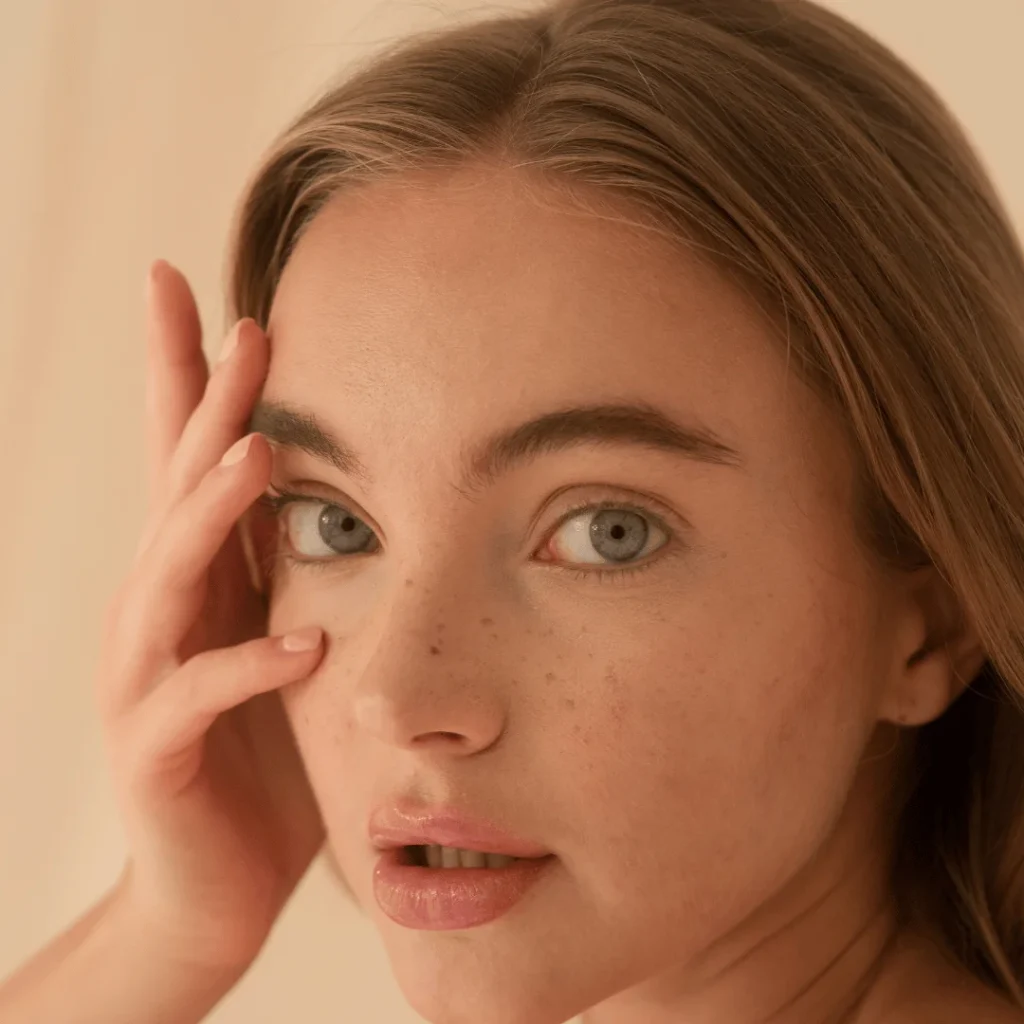 Baby Face lazer sonrası daha parlak ve sıkı cilt görünümünü gösteren estetik görsel