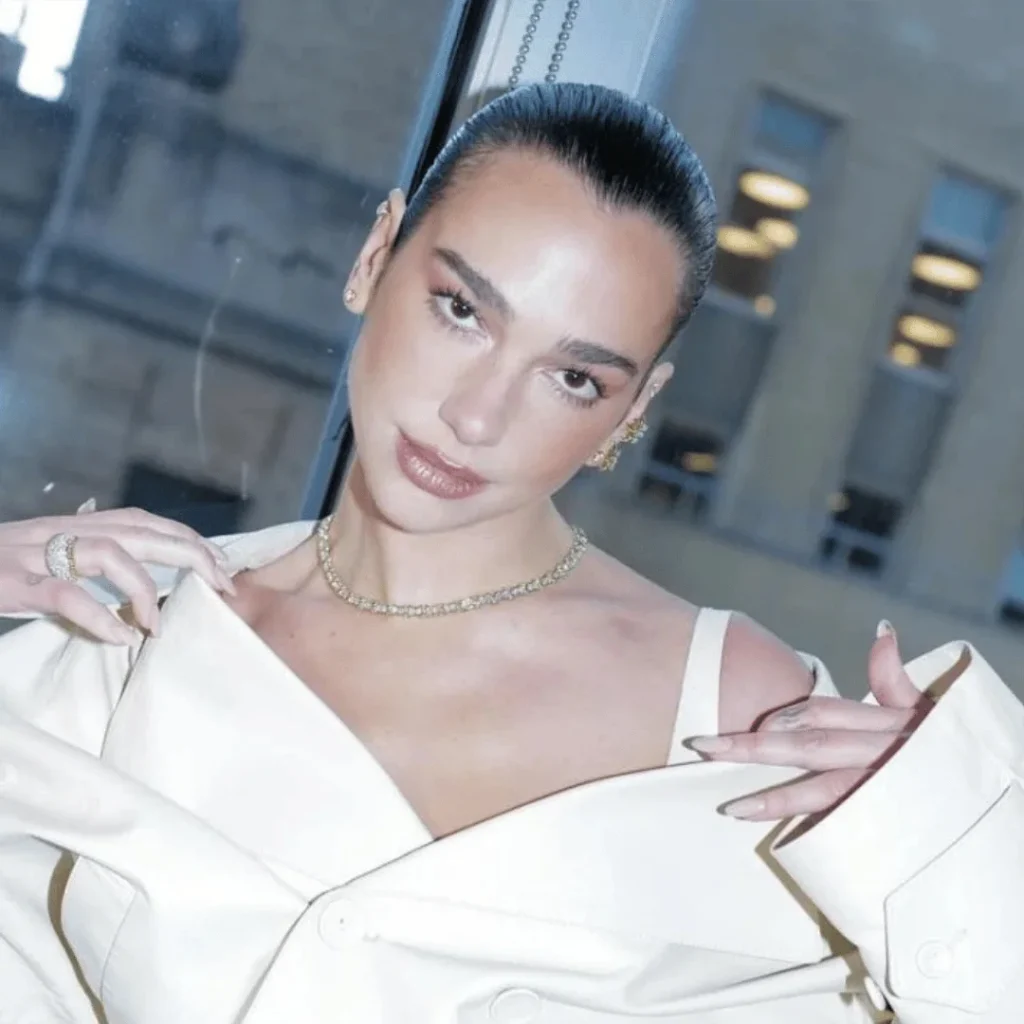 Dua Lipa Estetik: Sahne Işıklarının Ardındaki Değişimin Sırları 1 Dua Lipa estetik ameliyatı öncesi ve sonrası yüz değişimi