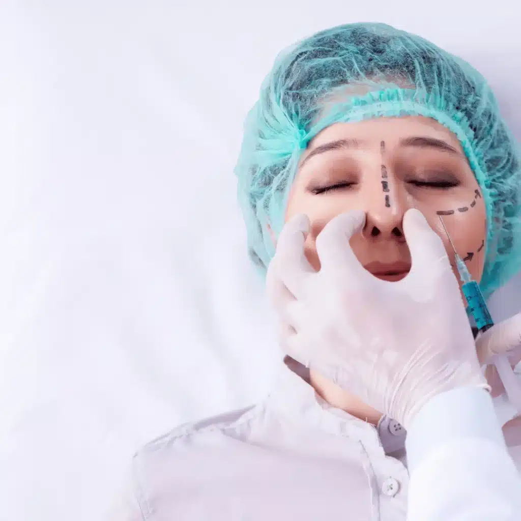 Estetik ameliyat adayı olan kadın ve erkek hasta görseli