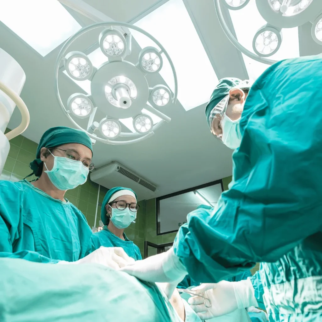 Ameliyata hazırlanan hasta ve ameliyat saati detaylarıyla gösterilmiş bir ortam