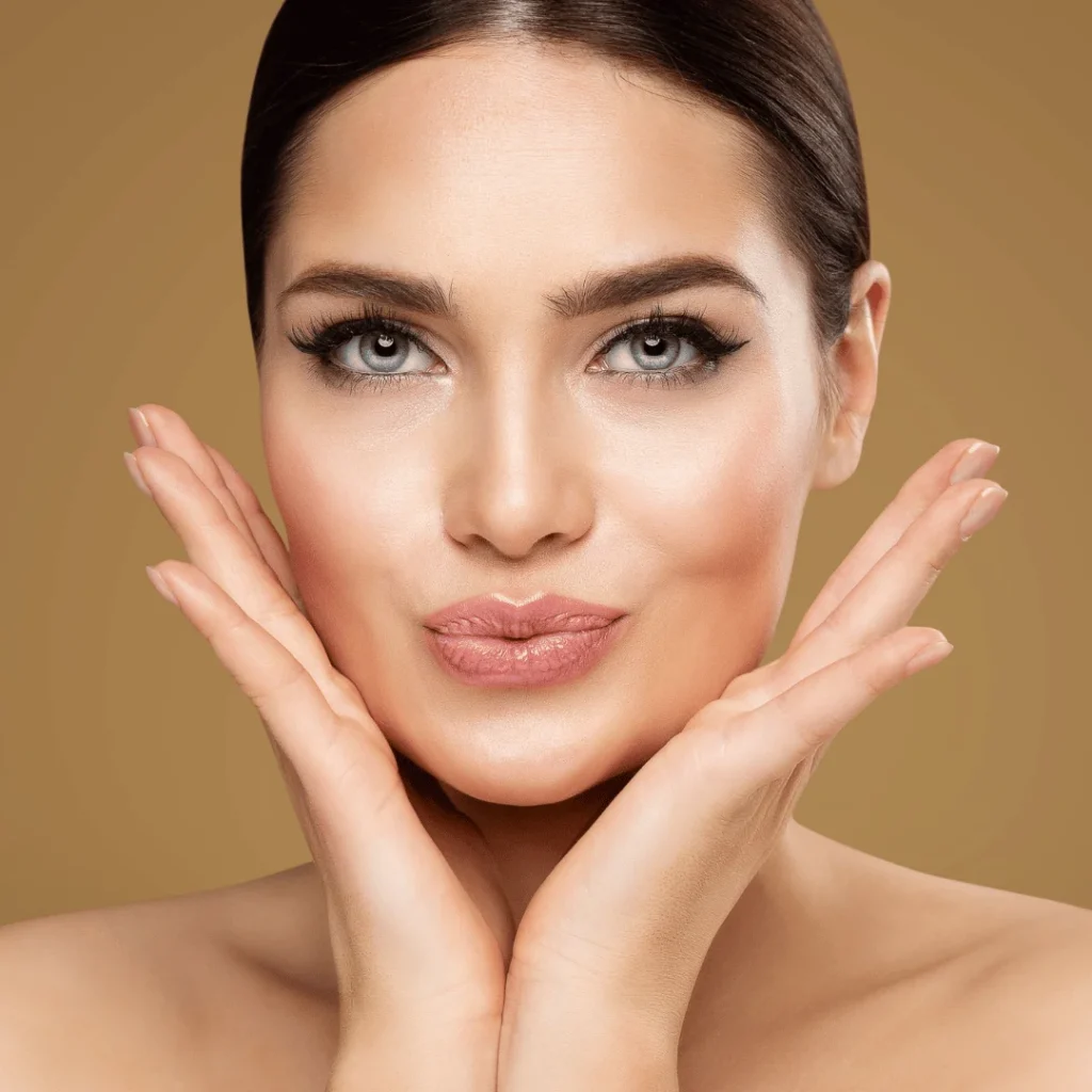 Yüz konturunu vurgulayan Hollywood Face estetik uygulaması sonrası görünüm