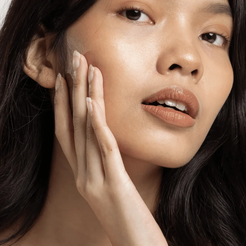 Mid face lift sonrası daha canlı ve dinç yüz hatlarını gösteren görsel